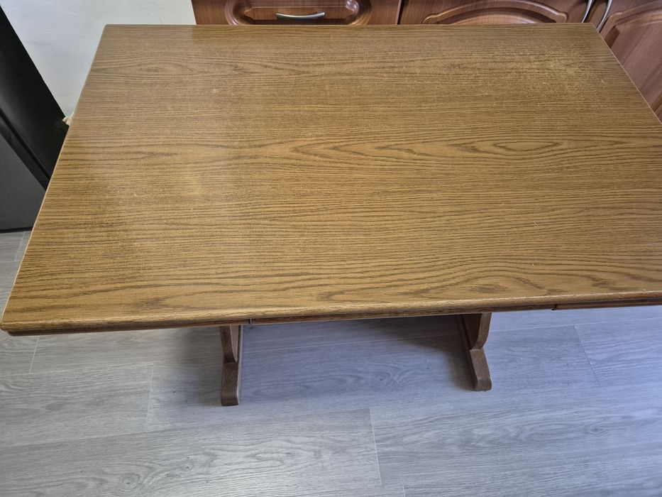 Vând masă de bucătărie din lemn masiv