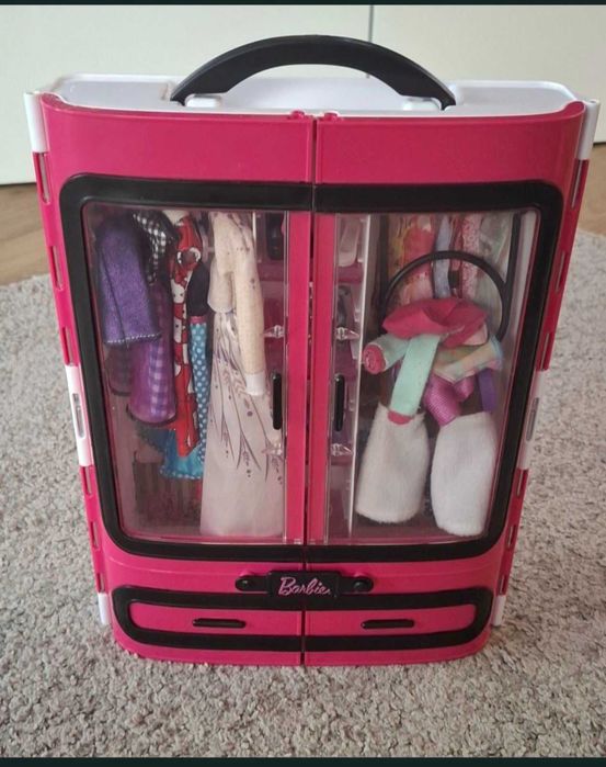 Гардеробът на Barbie и кукла
