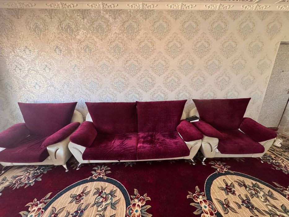 Divan sotiladi yangi holatda