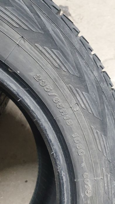 Продам две шины r 18