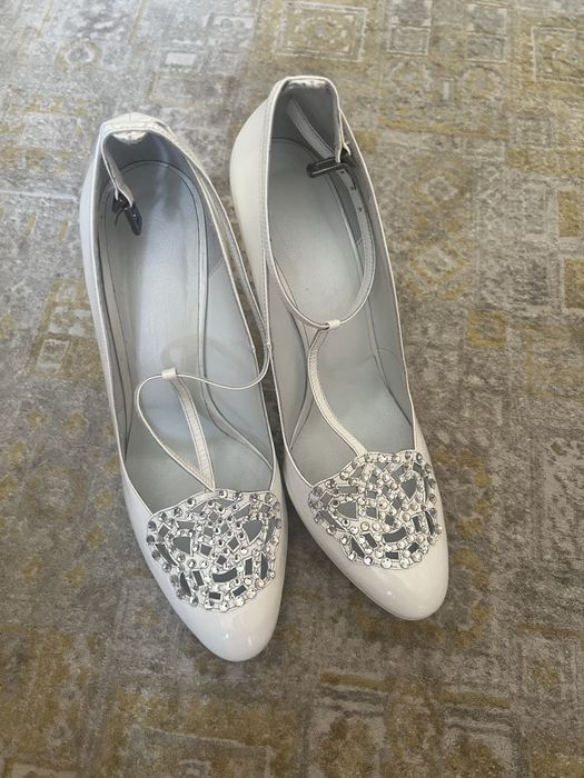 Продам белые туфли со стразами Swarovski