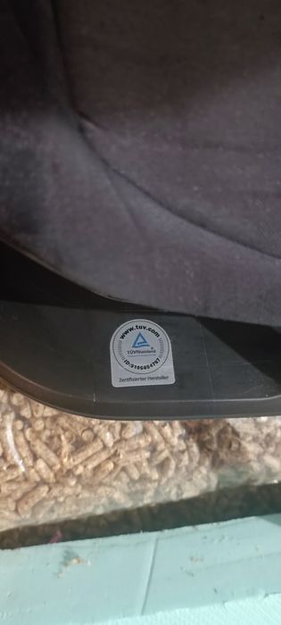 Продавам детски столчета за кола Avionaut