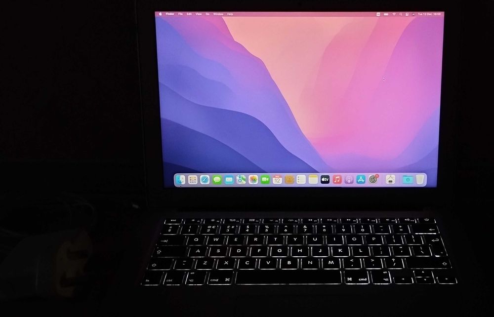 MacBook Air 13,3 инча (А1466) - пълен комплект (като нов) + подарък