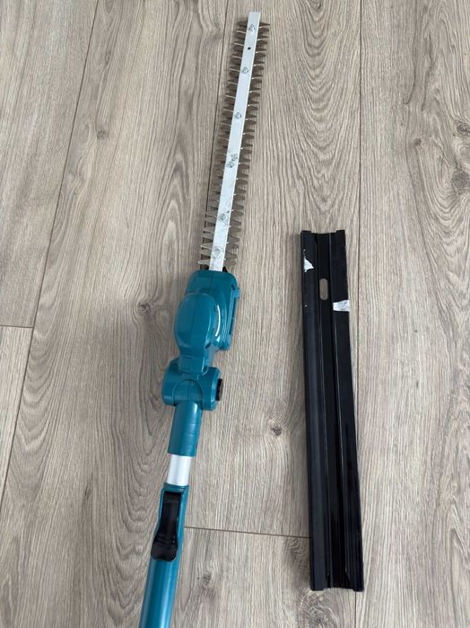 Makita UN460WDZ masina / foarfeca de tuns gard viu cu brat telescopic