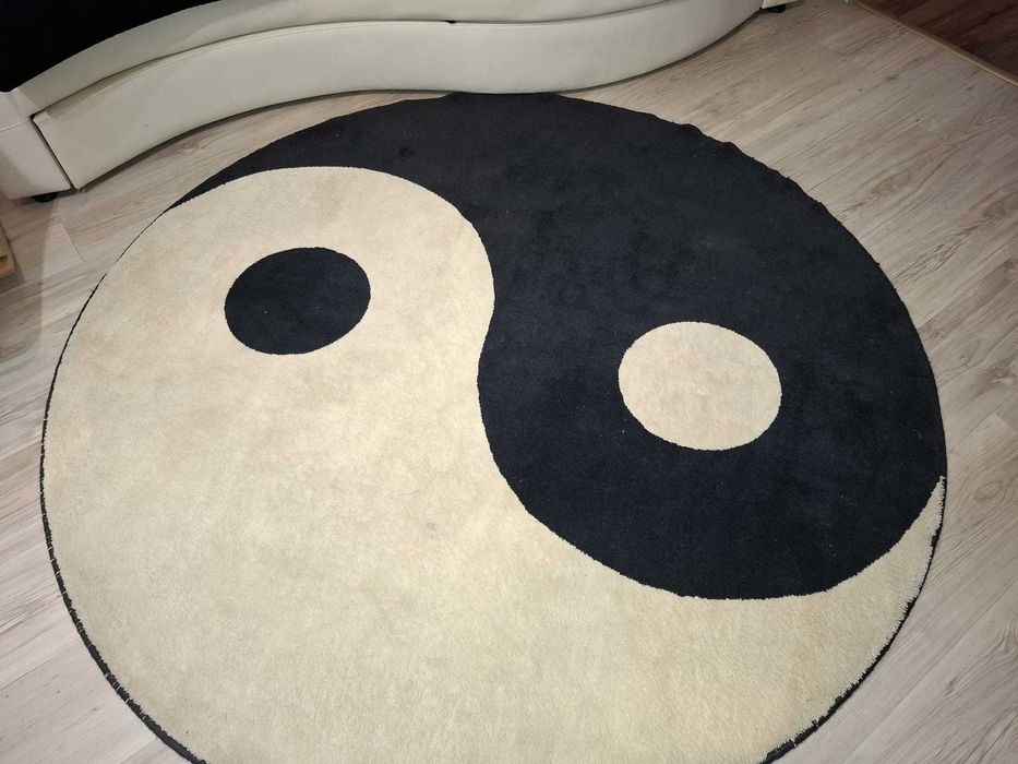 canapea și covor yng&yang