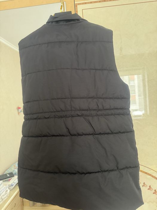 Безрукавка черная