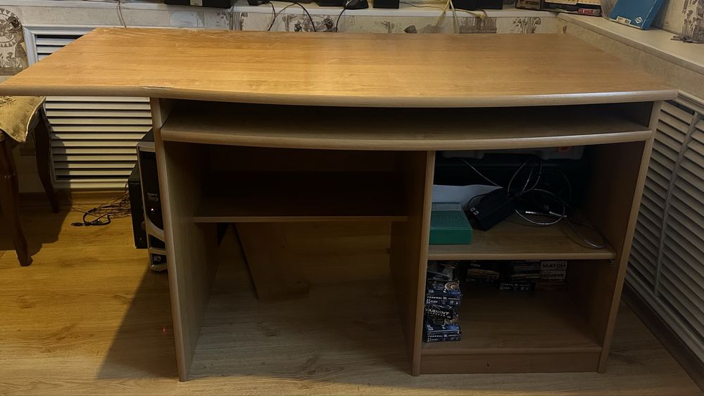Продам  компьютерный стол из дерева