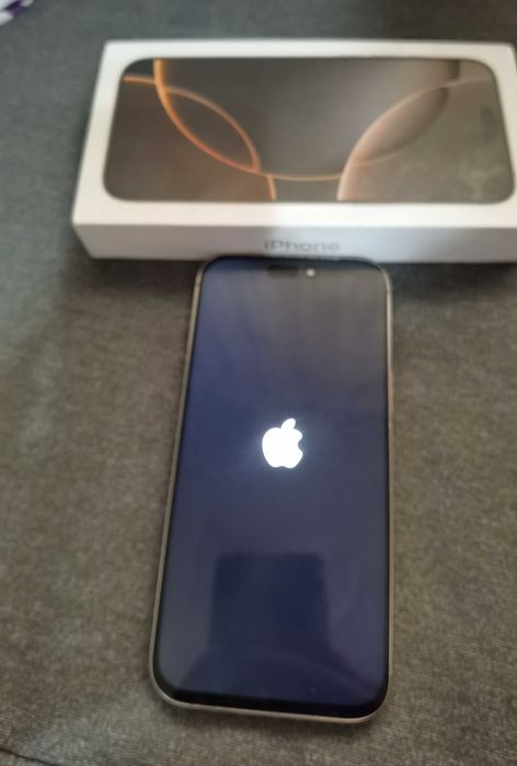 Iphone 16 pro max  продавам нов