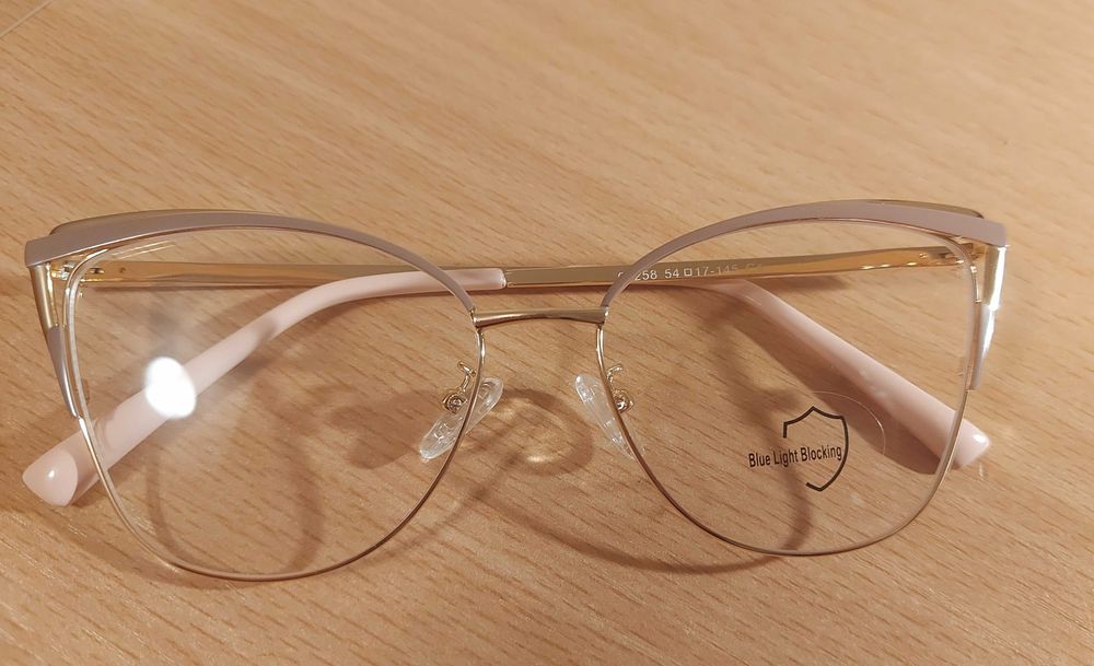 Рамка за очила (по форма котешки)