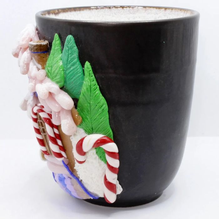 Cană ceramică neagră decorată cu fimo Casă de turtă