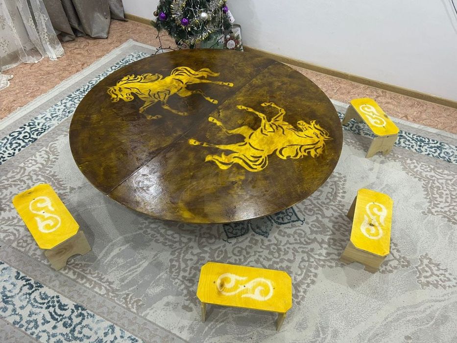 Қазақтың жинамалы дөңгелек үстелі