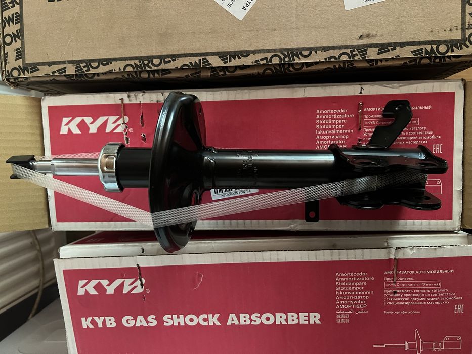 Компект предни амортисьори KYB