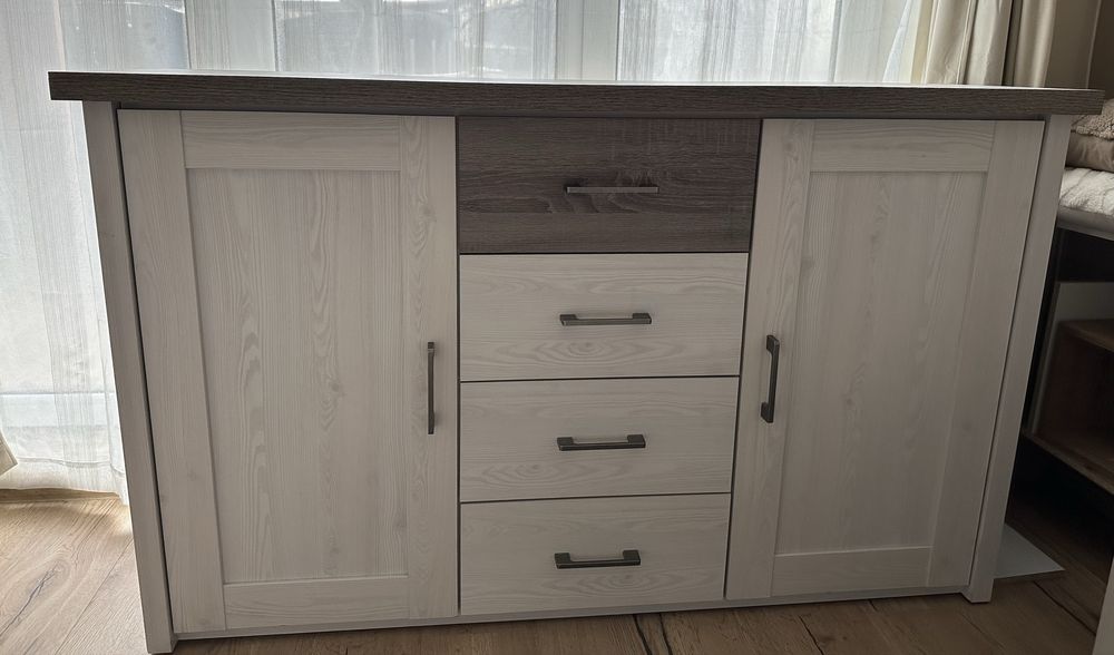 Скрин с две врати и четири чекмеджета