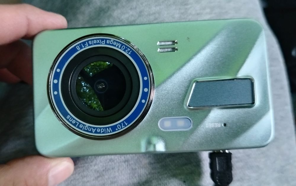 Camera de bord auto filmează fata spate