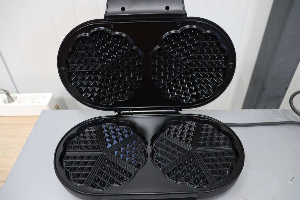 Гофретник Severin Double Waffle Maker, леко спуката и залепена дръжка