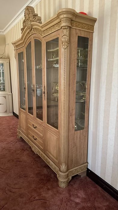 Продам мебель в гостиную шкаф сервант для посуды