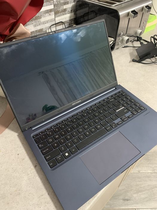 Vand laptop asus pentru piese sau se poate repara