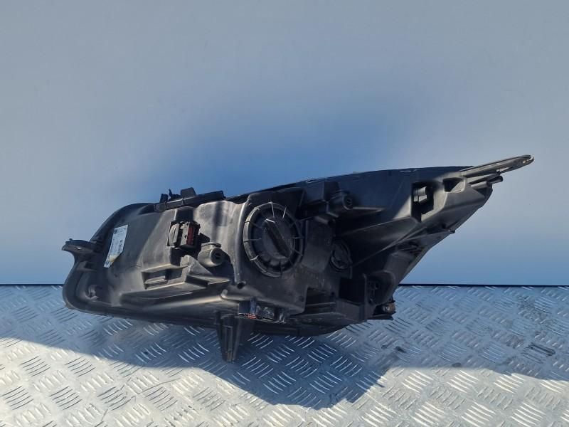 Far dreapta bi xenon adaptiv Opel Insignia A
