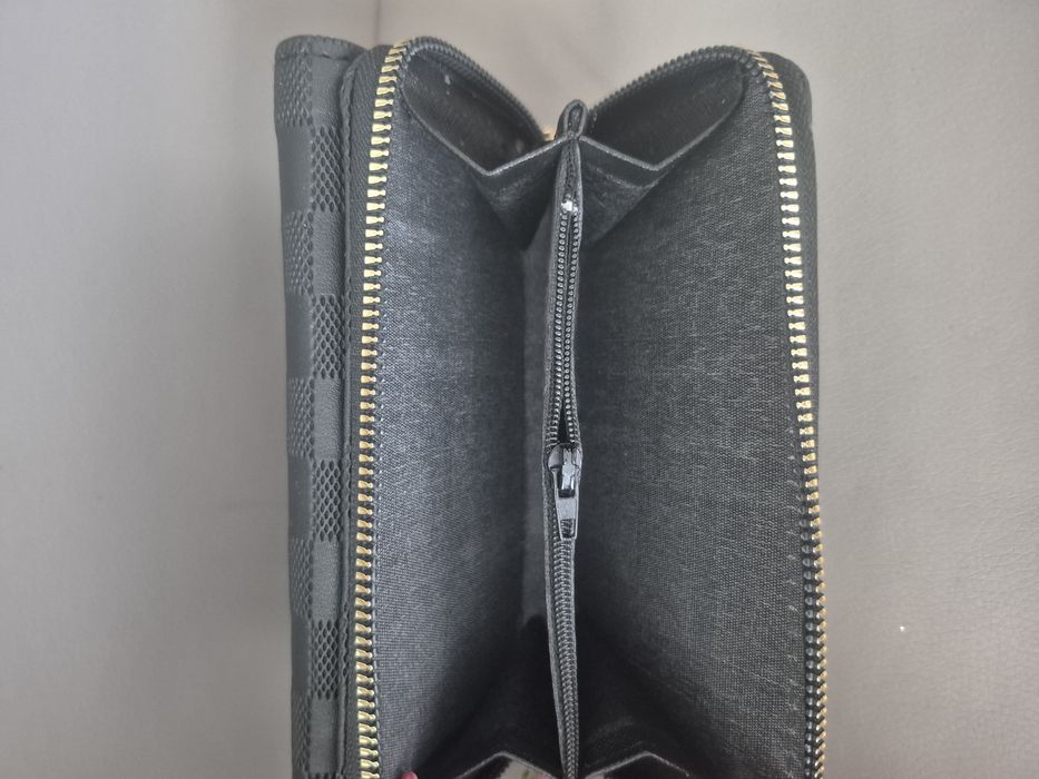 Portofel LV ! Cu doua compartimente!