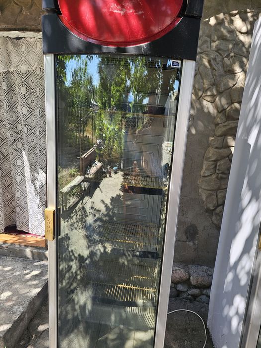 Продается витриный холодильник