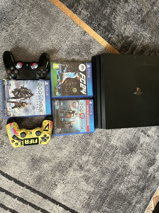 Пс 4 про с 3 дисками 2 джостика