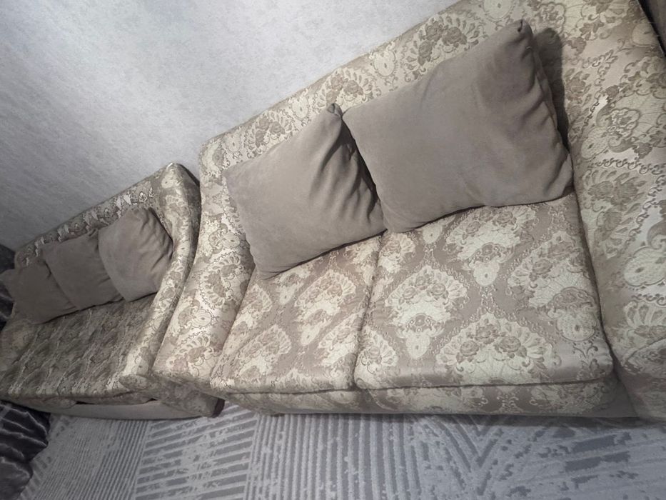 Диван раскладной две штуки.