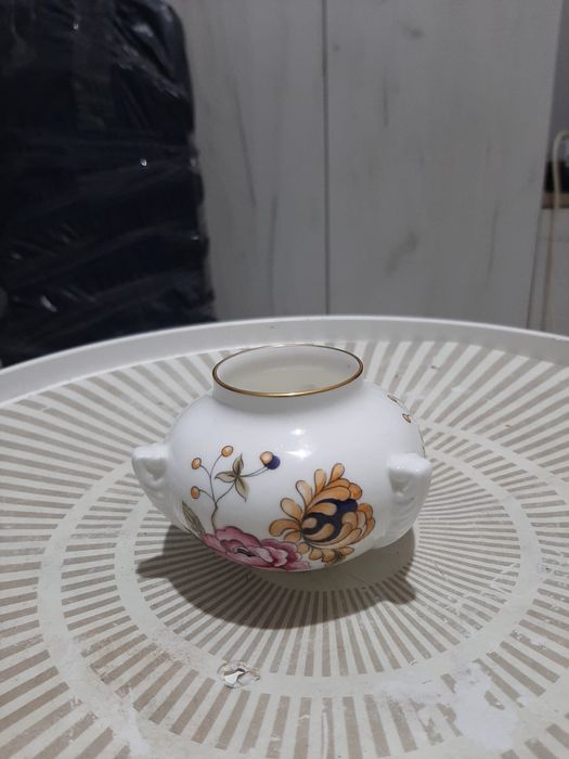 Vază din porțelan de os