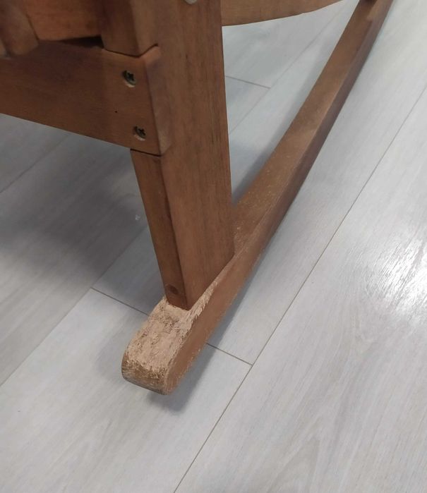 Продавам люлеещ се стол от акация - марка VonHaus