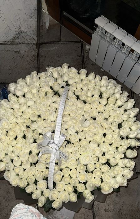 розы 301 белые в корзине