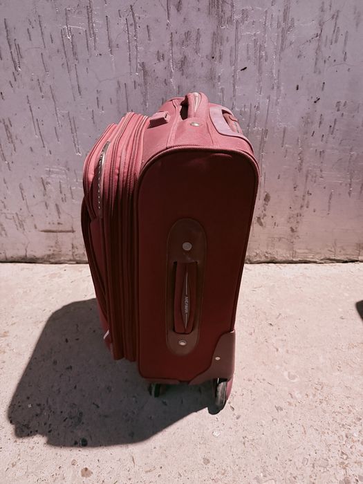 Чемодан красный багаж
