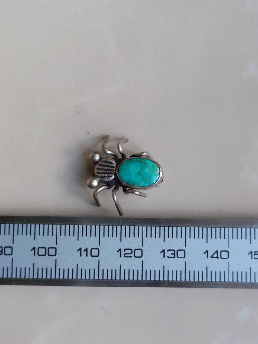 Brosa veche Navajo  cu reprezentarea unui licurici. Argint si turcoaz