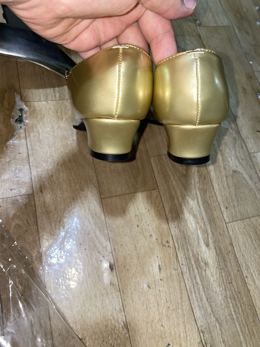 Танцевальные золотистые туфли