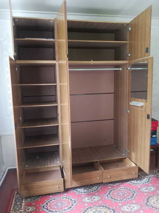 Тумба универсальная для хранения постельного белья и одеял.