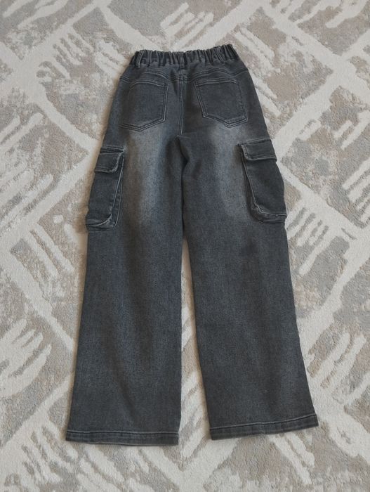 Стильные серые джинсы-карго для подростка