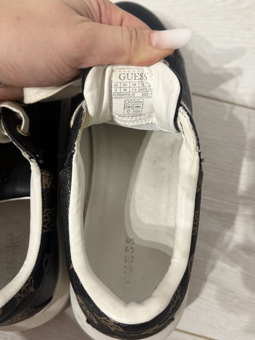 Adidasi Guess marimea 38