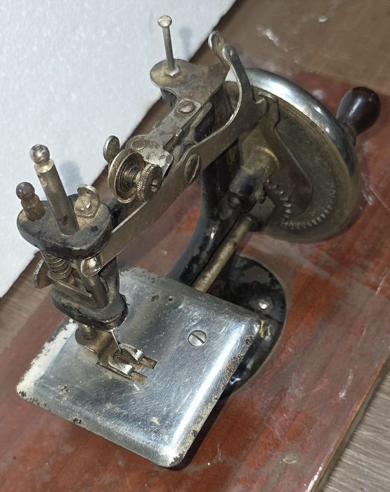 Продаётся швейная машинка "однониточная"