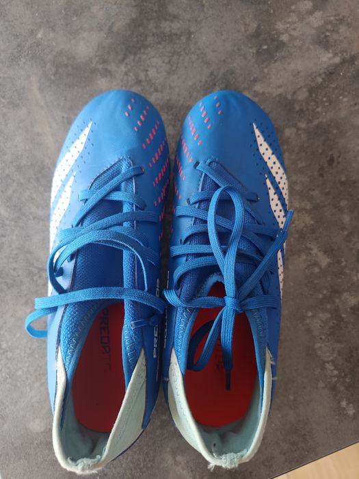 Vând adidas predator