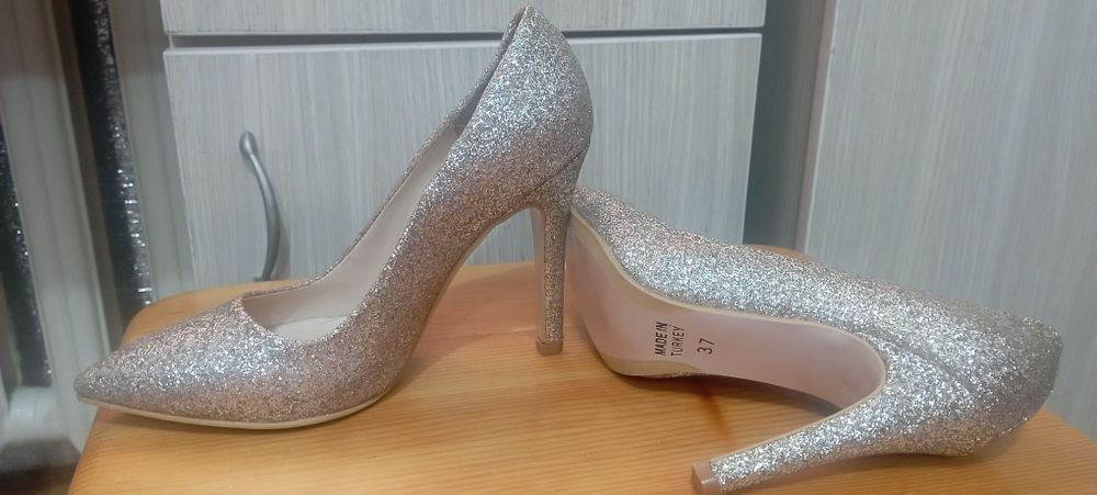 Туфли новые 37 размер.