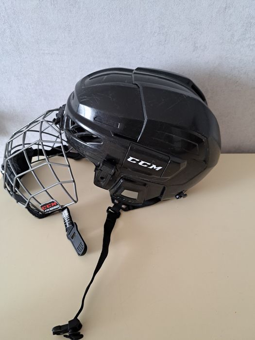 Продам хоккейный шлем б/у