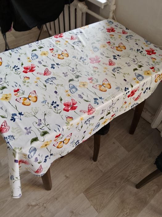 Продам стол  с табуретками.