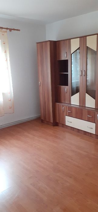 Închiriez apartament cu 3 camere in Gherla Aleea Stăruintei   la parter