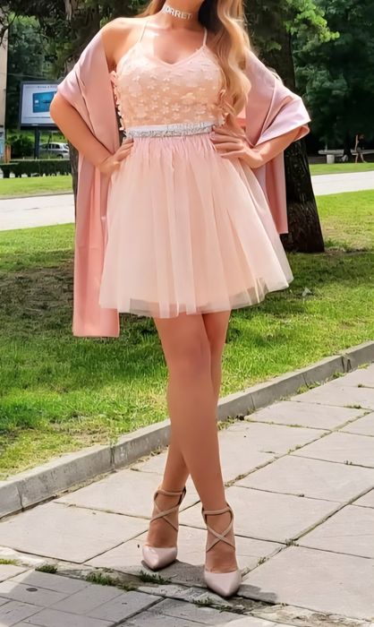 Рокля Loretti с чокър, колан с камъни и пера и  сатенен шал