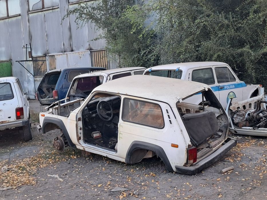 Нивы 2121 на разборе