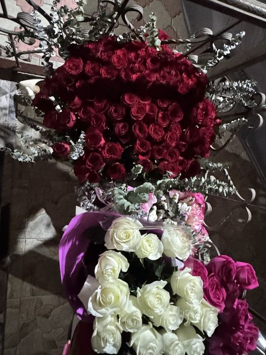 Розы букет белые красные