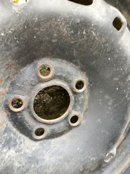 Четири броя зимни гуми с метални джанти и тасове за volkswagen audi