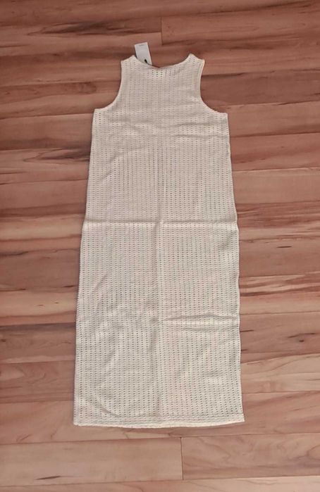 Бежова рокля на дупки