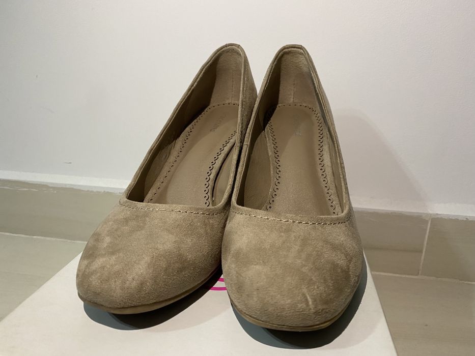 Vând pantofi bej cu toc