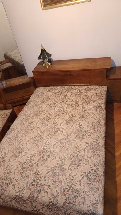 Mobila veche din lemn masiv anii 1970