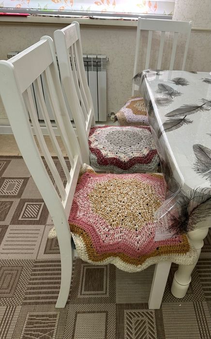 Сидушки вязаные цветные