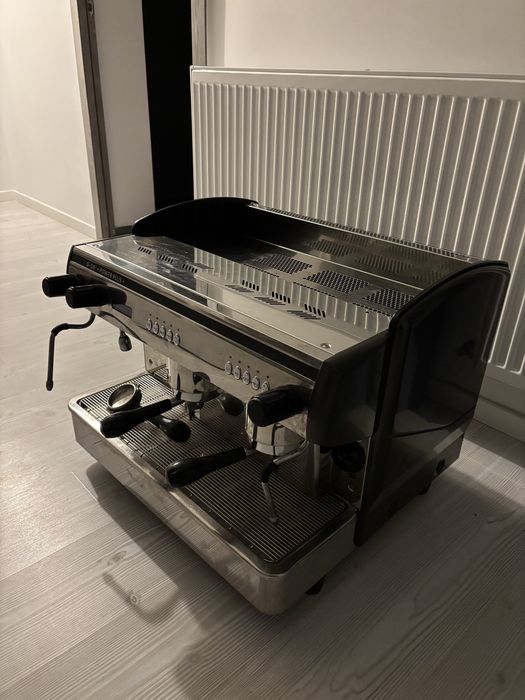 Vând aparat de cafea cu 2 stații